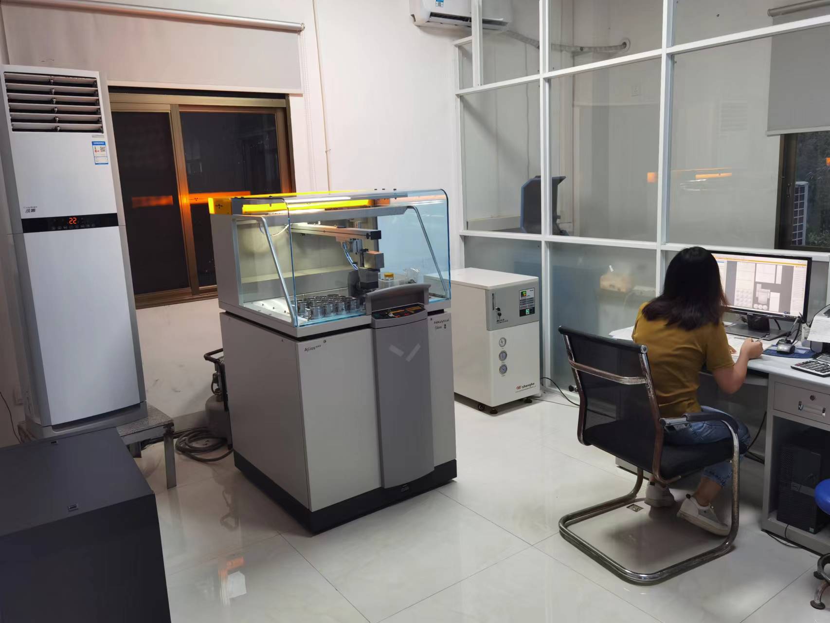 Dutch XRF spectrometer in lab